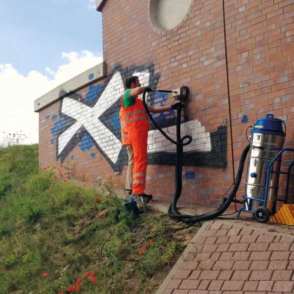 Décapage de graffiti par aérogommage