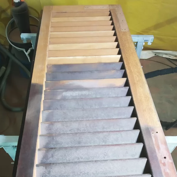 Rénovation de mobilier en bois par aérogommage