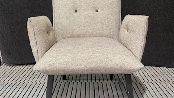 Fauteuil en tissu clair avec accoudoir